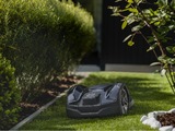 Dwa nowe modele bezprzewodowych robotów koszących do średniej wielkości ogrodu